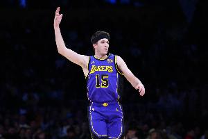 还得是我！詹东均缺阵时 里夫斯场均44+9+10&命中率53%/48%/98%