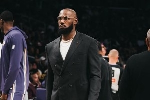 西装革履！詹姆斯晒自己观战揭幕战组图 配文表情