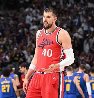 打得还可以！祖巴茨12中7拿到14分13板 6前场板