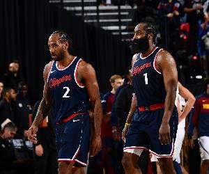 卢：哈登和小卡第三节同时体力不支 前者上半场曾主动要求下场