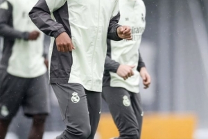 心情很不错!贝林厄姆晒雨天训练照:新的一天到来啦 心情很不错!贝林厄姆晒雨天训练照:新的一天到来啦