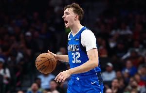 还可以！弗拉格主控仍有槽点但后程发力 11中6贡献15分10板4助1帽