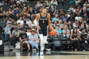 解说：文班亚马27+18+6顺便来5个封盖 真是夸张又平常