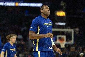 略显老态！霍福德半场3中0没得分 有1板1助2帽&遭遇特纳大帽