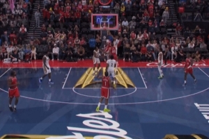 毫厘之间！小琼斯半场结束前压哨补扣 回放显示2分有效