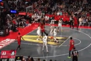 一飞冲天！谢顿-夏普中路接球 腾空暴起双手暴力灌篮